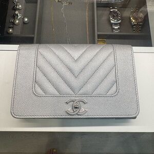 CHANEL Silver Chevron Caviar Wallet-On-Chain